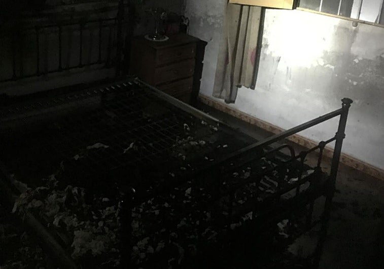 Dos ancianos hospitalizados tras incendiarse el colchón de su cama en Caniles
